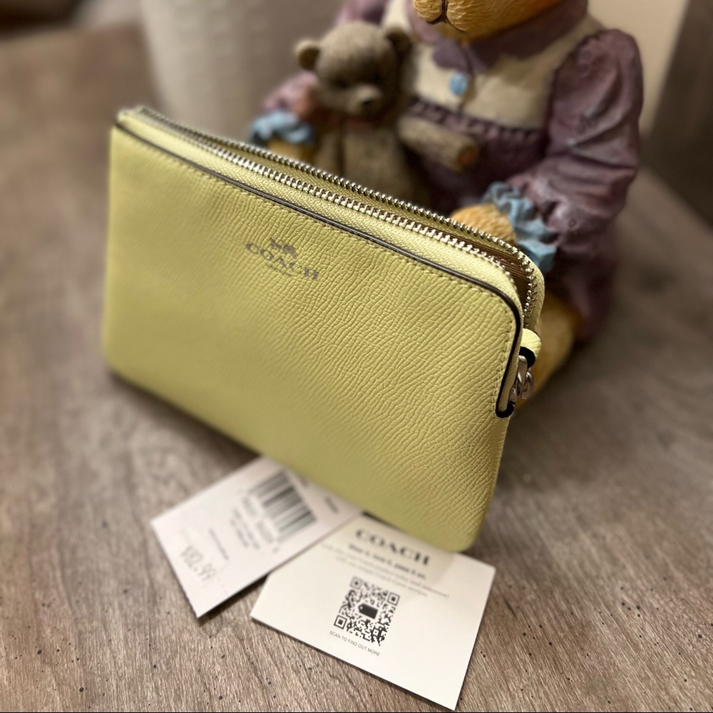 Signature coated canvas and smooth leather. Coach Pulse